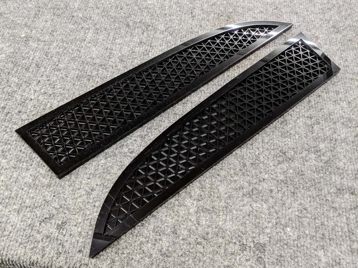 Insignias de malla triangular: compatibles con Super Duty® 2011-2016: negro/negro/negro