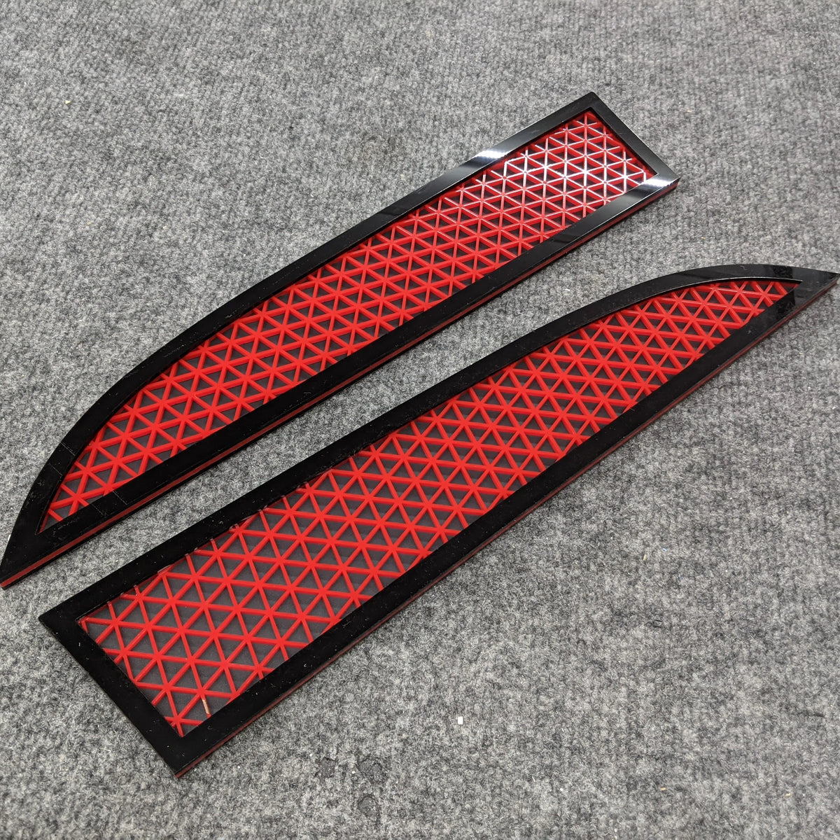 Insignias de malla triangular: compatibles con Super Duty® 2011-2016: negro, rojo y negro mate