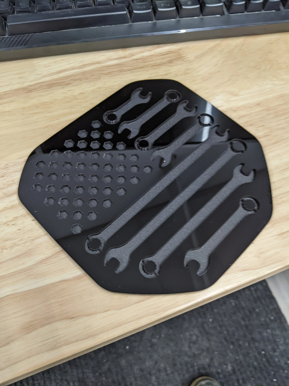 Insignia de bandera de mecánicos: compatible con Dodge® Ram® Tailgate 2019+ (5.ª generación) -1500, 2500, 3500 - Varios colores disponibles