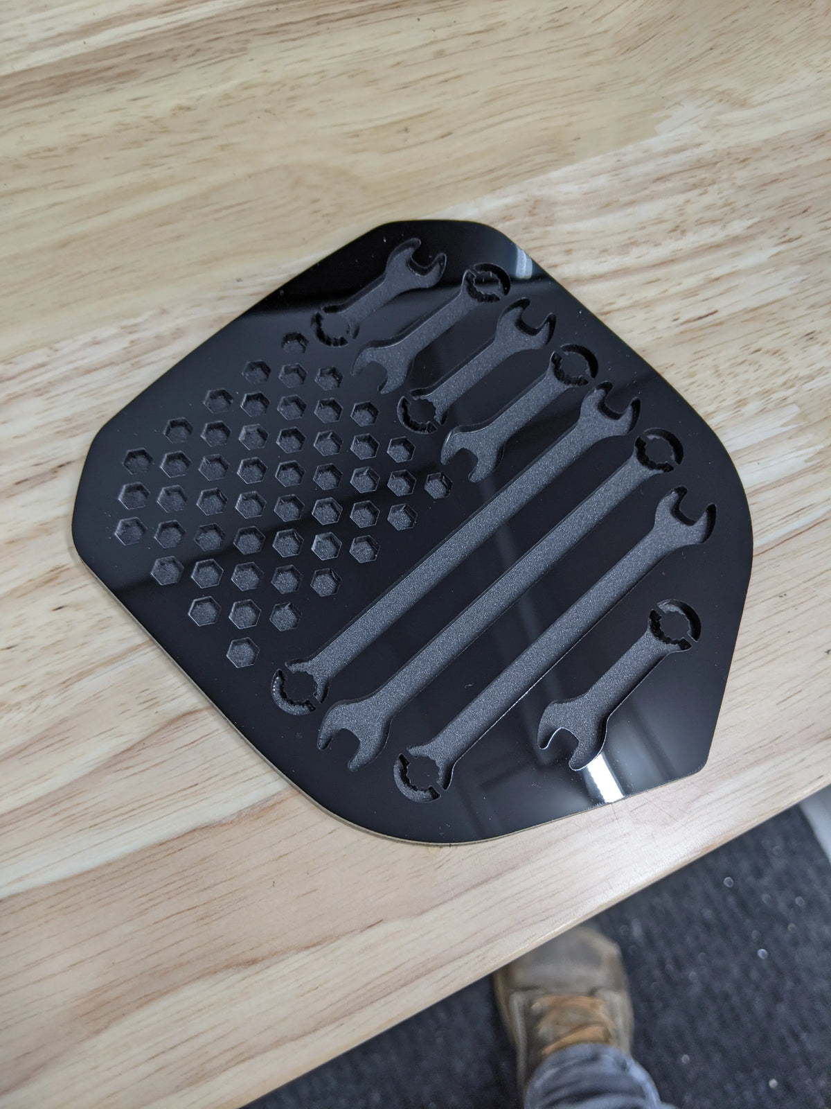 Insignia de bandera de mecánicos: compatible con la parrilla Dodge® Ram® 2013-2018: 1500, 2500, 3500; varios colores disponibles