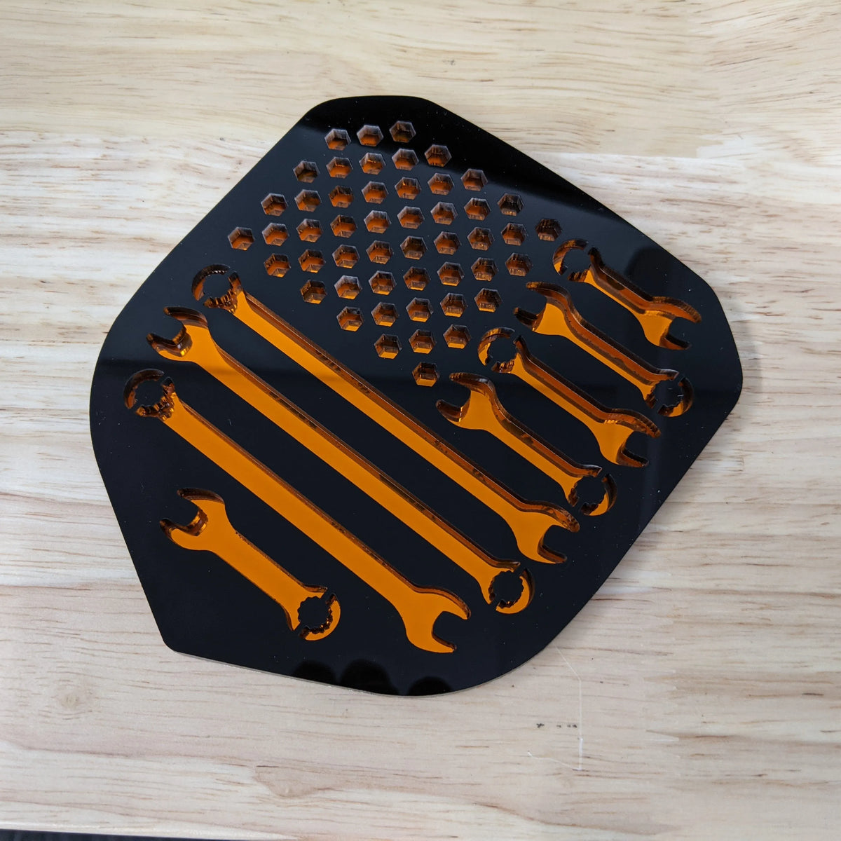 Insignia de bandera de mecánicos: compatible con la parrilla Dodge® Ram® 2013-2018: 1500, 2500, 3500; varios colores disponibles