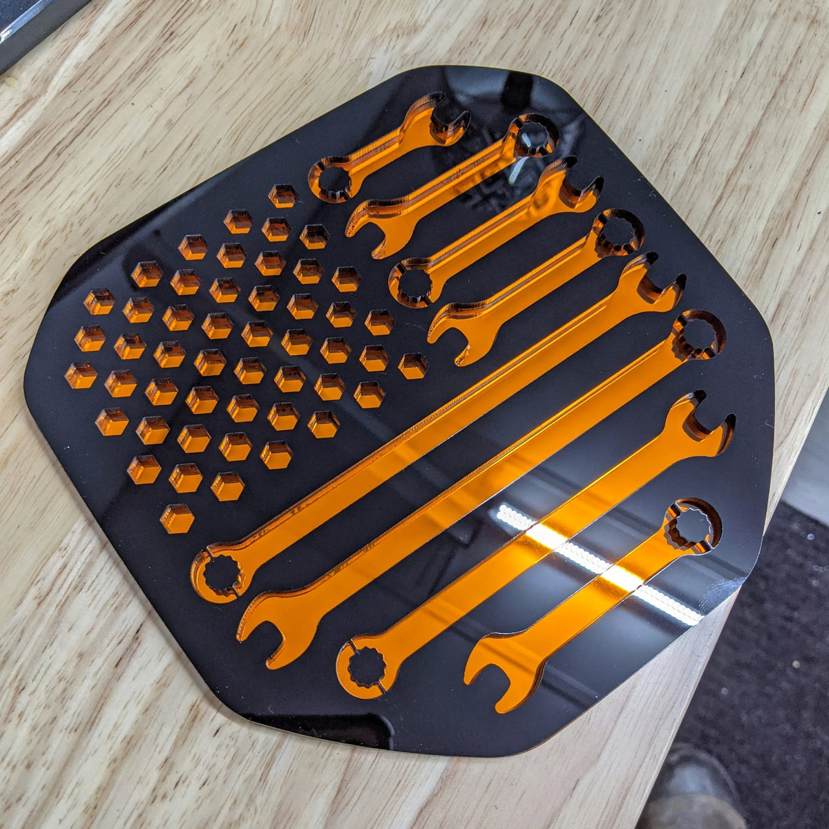 Insignia de bandera de mecánicos: compatible con Dodge® Ram® Tailgate 2019+ (5.ª generación) -1500, 2500, 3500 - Varios colores disponibles