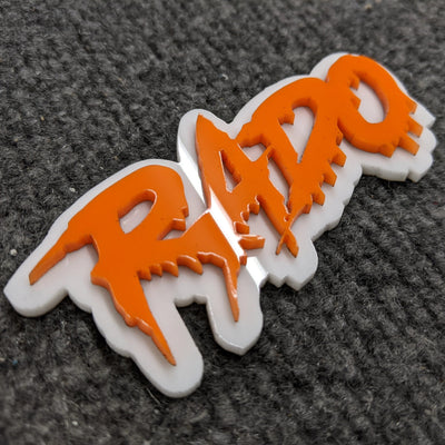 Insignia de vehículo con texto personalizado - Fuente Drip - Doble capa - Múltiples opciones de colores disponibles