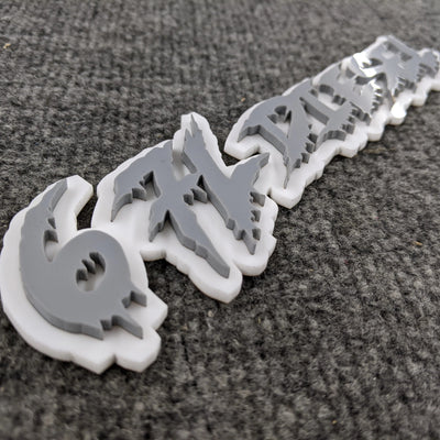 Insignia de vehículo con texto personalizado - Fuente Drip - Doble capa - Múltiples opciones de colores disponibles