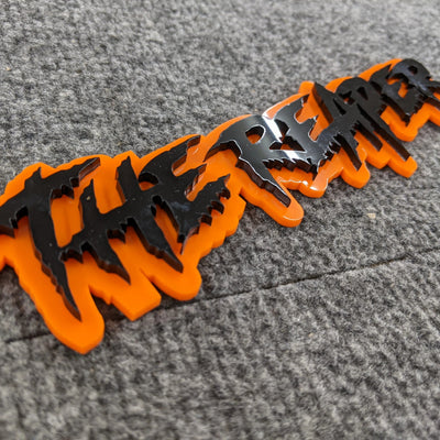 Insignia de vehículo con texto personalizado - Fuente Drip - Doble capa - Múltiples opciones de colores disponibles