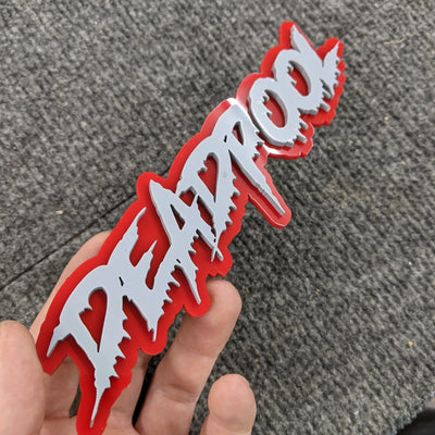 Insignia de vehículo con texto personalizado - Fuente Drip - Doble capa - Múltiples opciones de colores disponibles