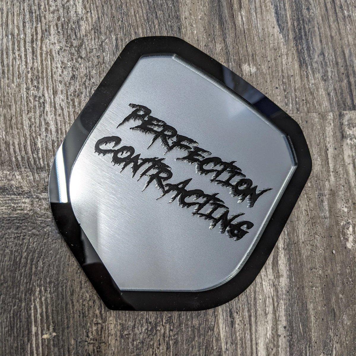 Insignia con texto personalizado Ram Shield: compatible con la parrilla Dodge® Ram® 2013-2018: 1500, 2500, 3500. Elige tus colores