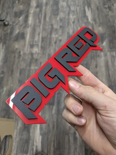 Insignia de vehículo con texto personalizado - Fuente nítida - Doble capa - Múltiples opciones de colores disponibles