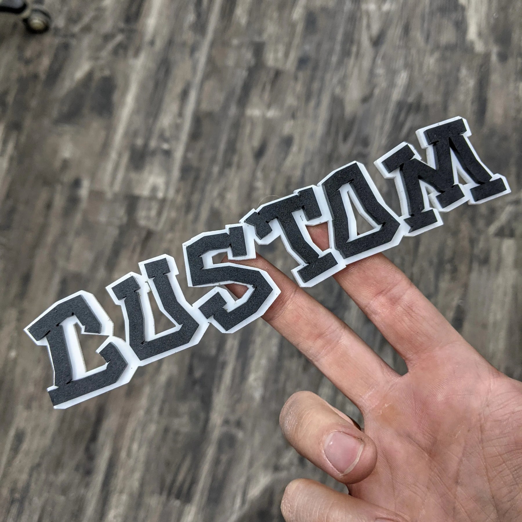 Insignia de vehículo con texto personalizado - Fuente de graffiti - Doble capa - Múltiples opciones de colores disponibles