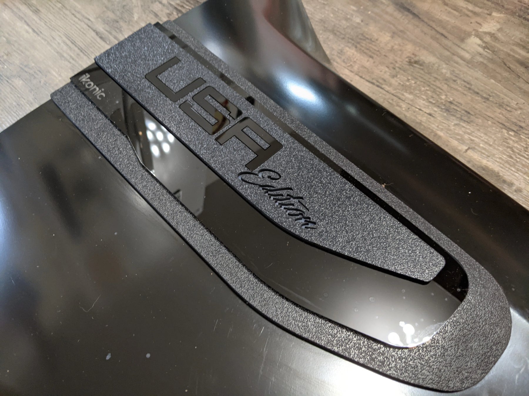 Juego de insignias para guardabarros de edición estadounidense: compatible con GMC® Sierra® 1500 2019-2024, color negro