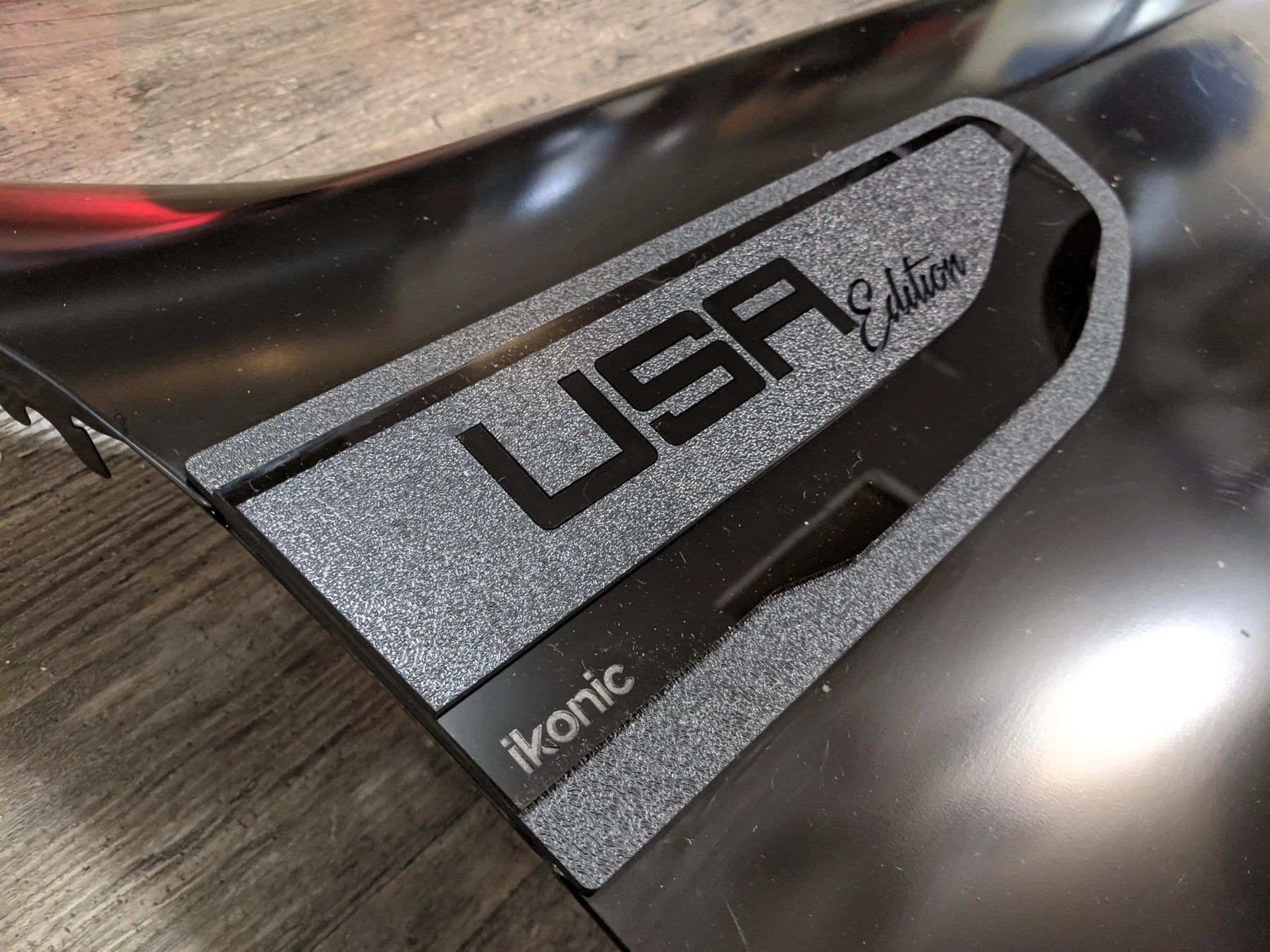Juego de insignias para guardabarros de edición estadounidense: compatible con GMC® Sierra® 1500 2019-2024, color negro