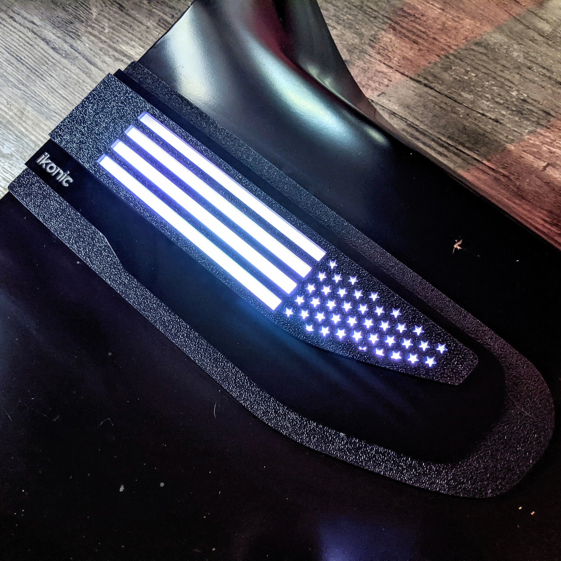 Juego de insignias LED para guardabarros con la bandera estadounidense: compatible con GMC® Sierra® 1500 2019-2023