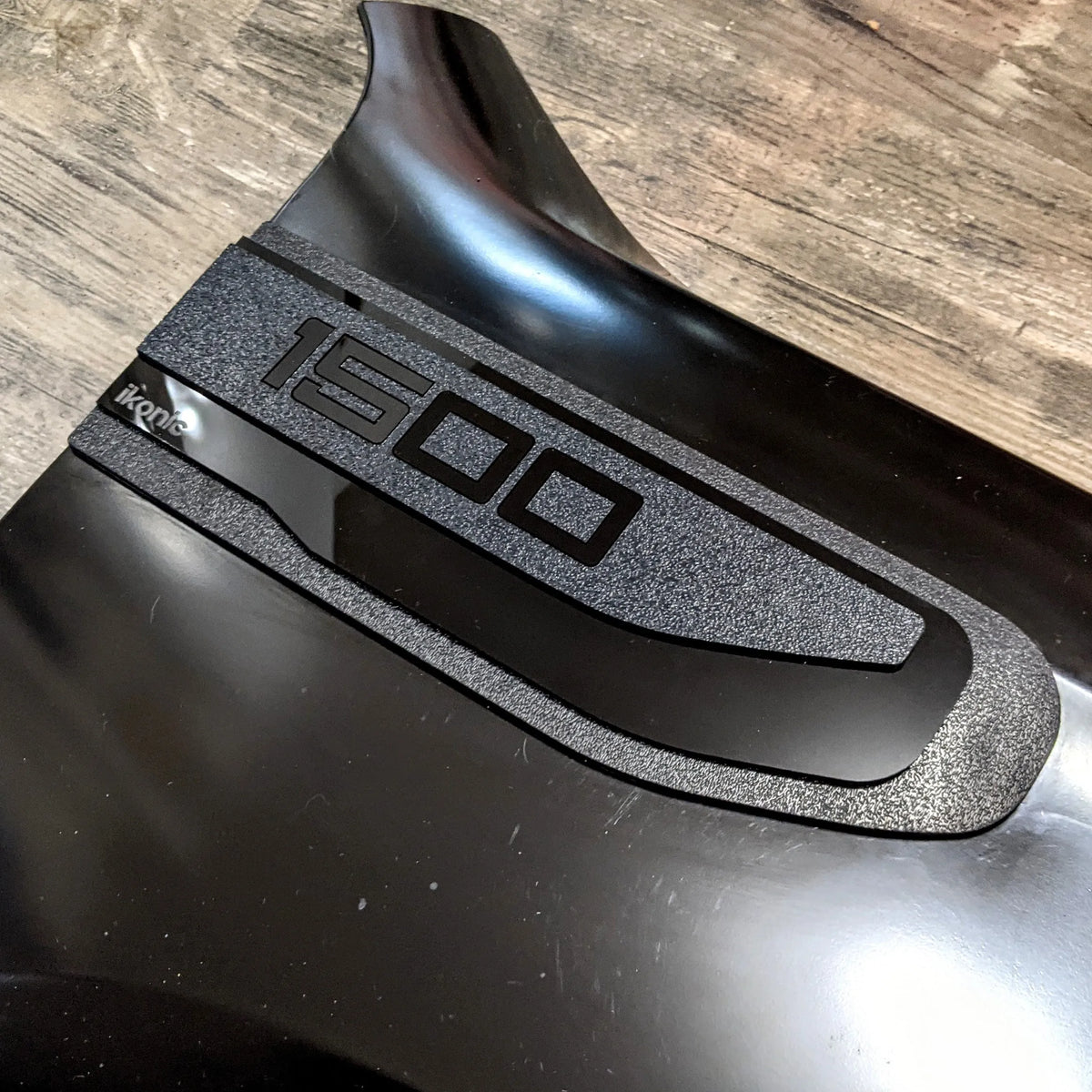 Juego de insignias para guardabarros 1500: compatible con GMC® Sierra® 1500 2019-2024, color negro