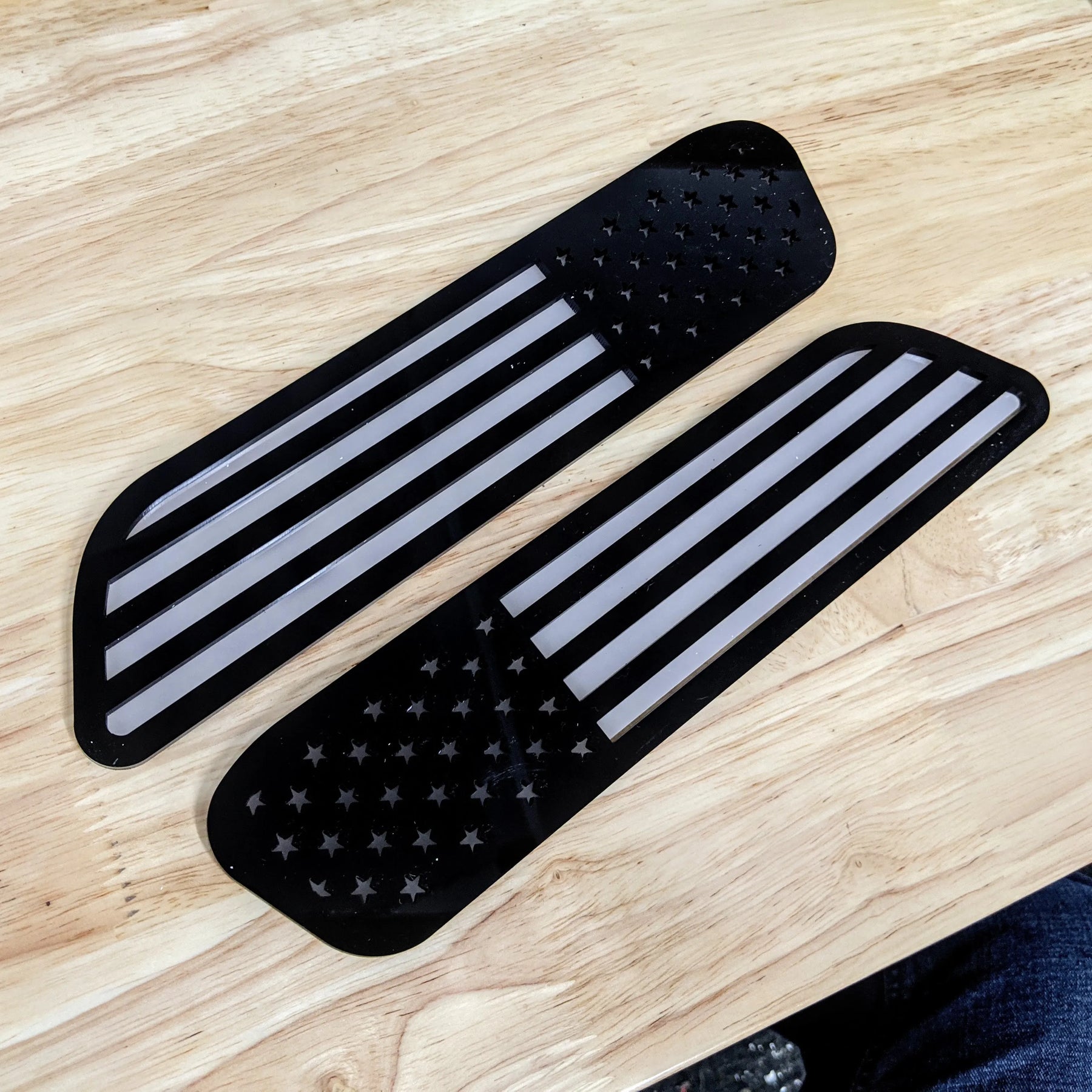 Badges de capot du drapeau américain - Compatible avec le Ram 1500® 2019+ - Plusieurs couleurs disponibles