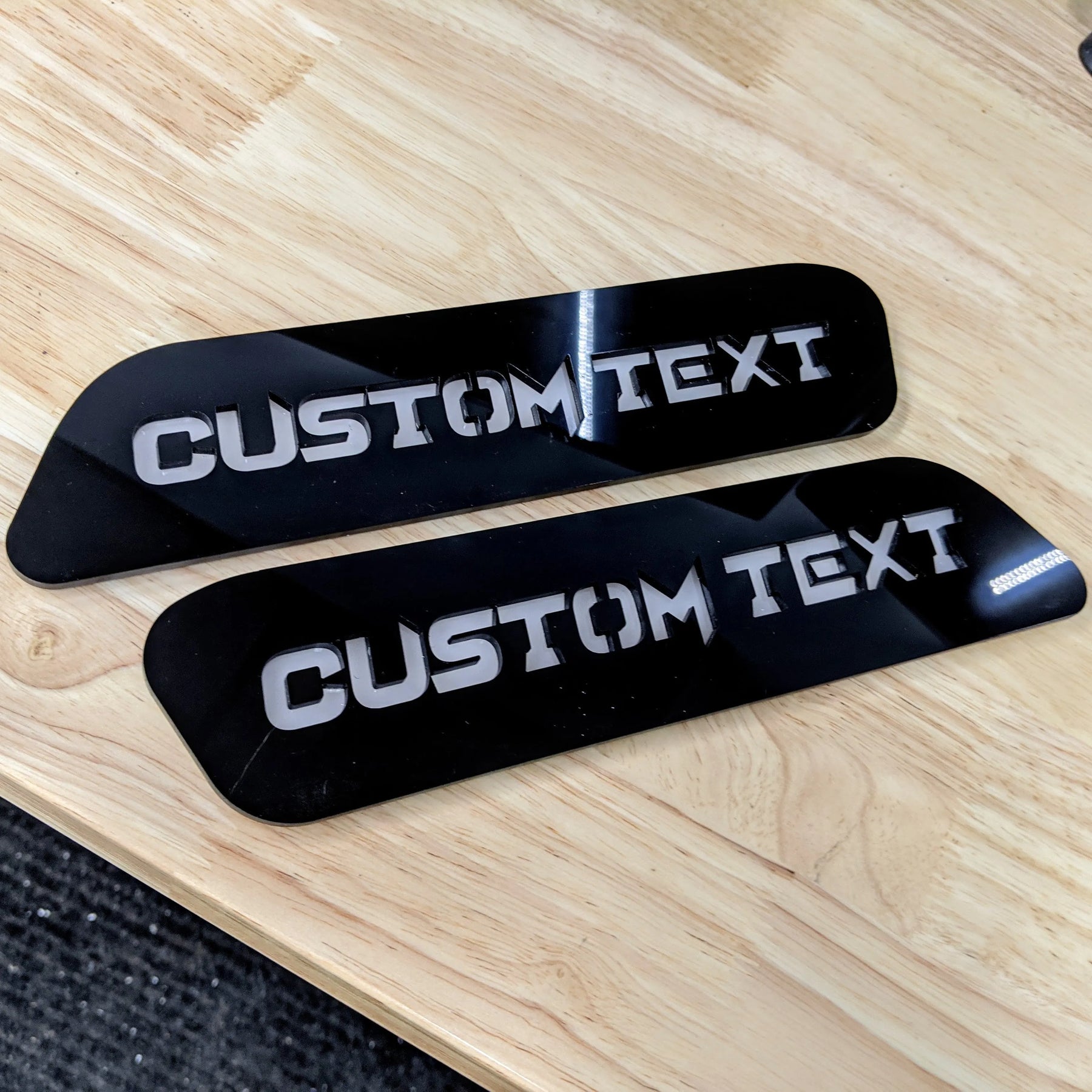 Insignias LED con texto personalizado para el capó: compatibles con Ram 1500® 2019-2023. Varios colores disponibles