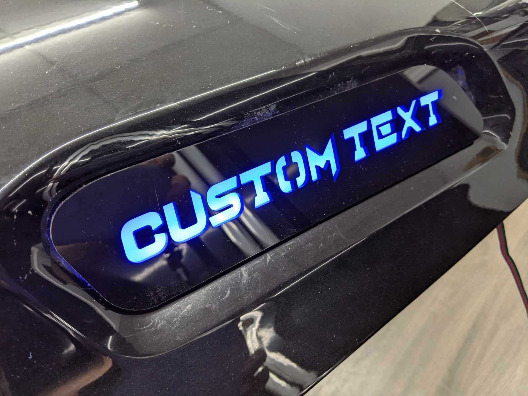 Insignias LED con texto personalizado para el capó: compatibles con Ram 1500® 2019-2023. Varios colores disponibles