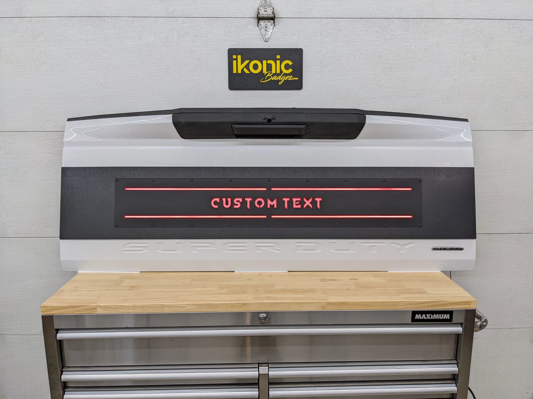 Aplique LED con texto personalizado para puerta trasera: compatible con modelos Ford® F250®, F350® y F450® 2017-2022