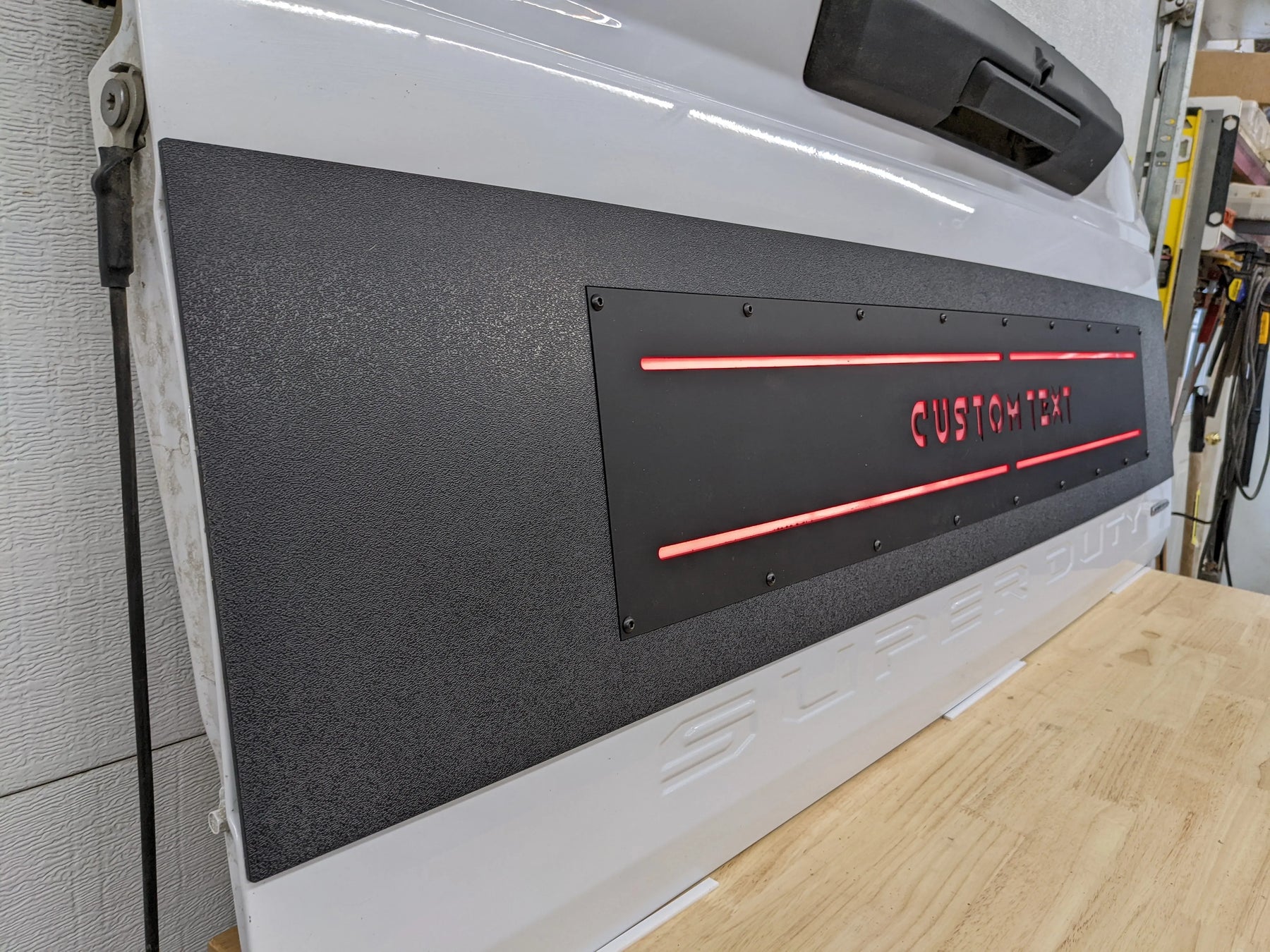 Aplique LED con texto personalizado para puerta trasera: compatible con modelos Ford® F250®, F350® y F450® 2017-2022