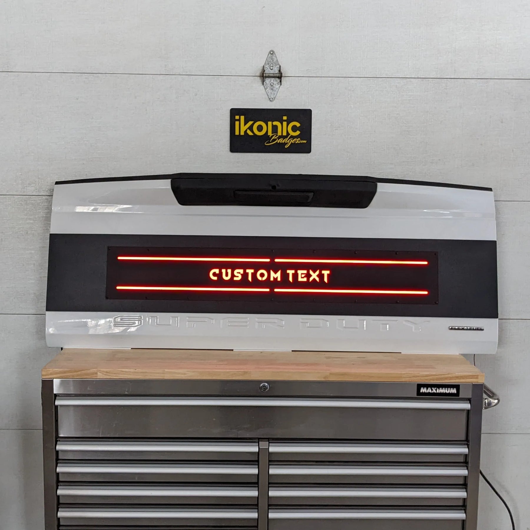 Aplique LED con texto personalizado para puerta trasera: compatible con modelos Ford® F250®, F350® y F450® 2017-2022