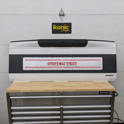 Aplique LED con texto personalizado para puerta trasera: compatible con modelos Ford® F250®, F350® y F450® 2017-2022