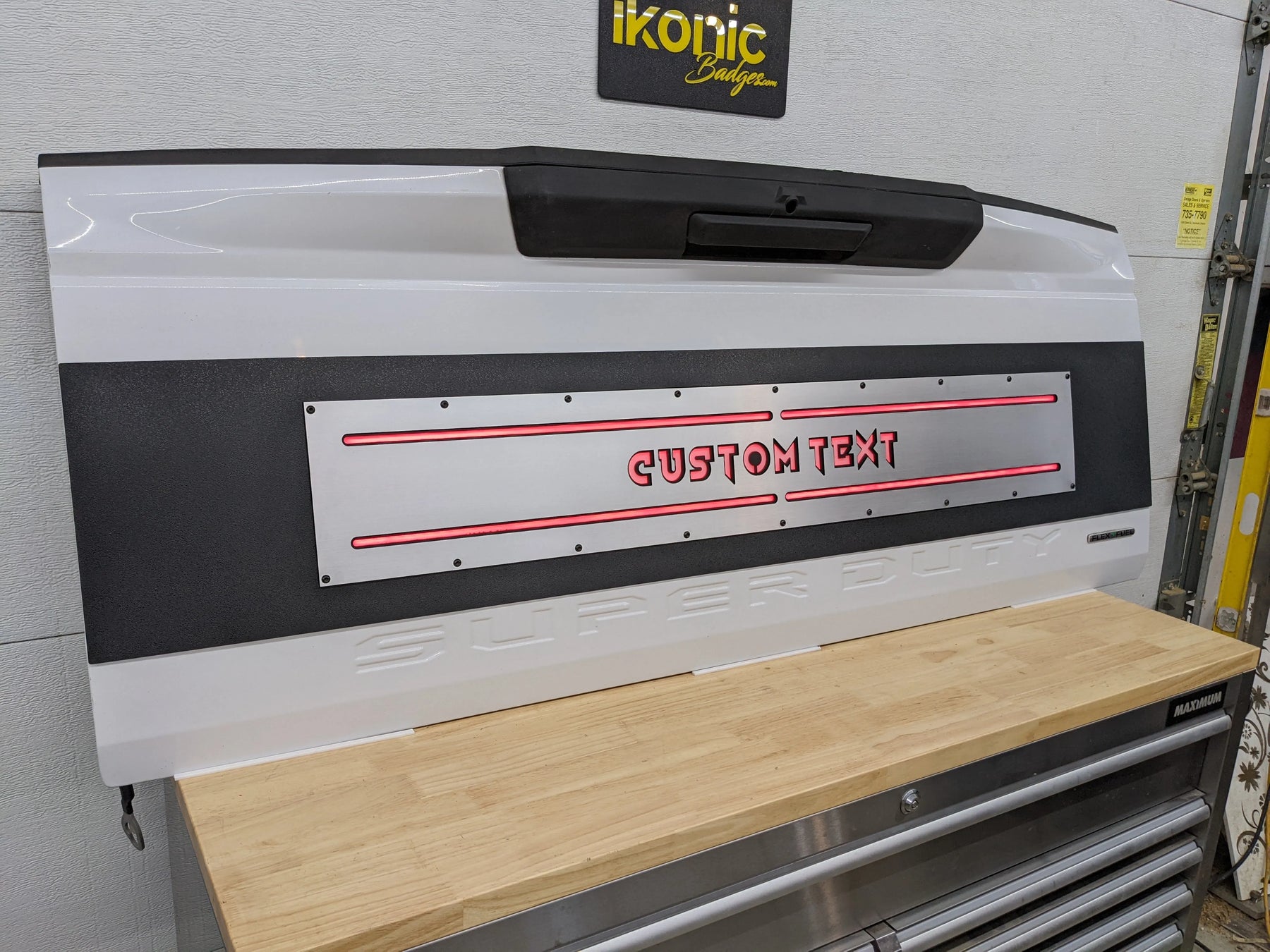 Aplique LED con texto personalizado para puerta trasera: compatible con modelos Ford® F250®, F350® y F450® 2017-2022