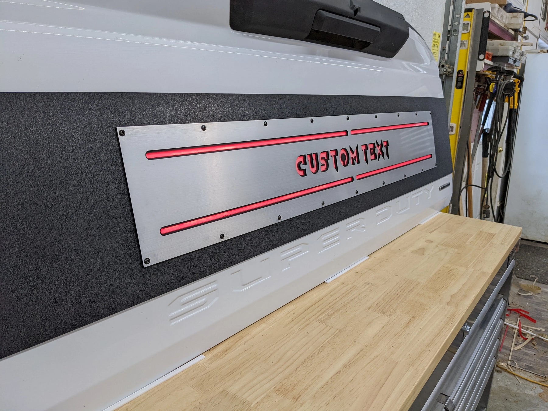 Aplique LED con texto personalizado para puerta trasera: compatible con modelos Ford® F250®, F350® y F450® 2017-2022