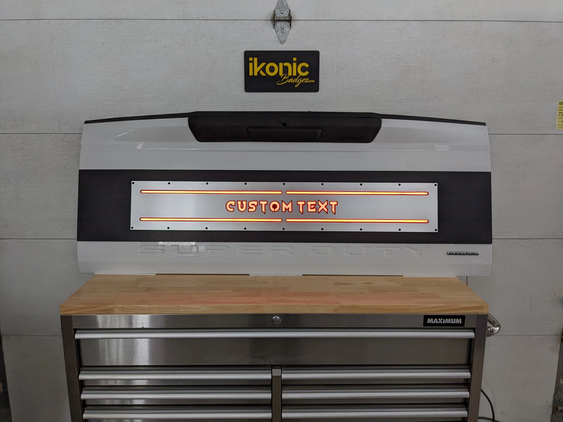 Aplique LED con texto personalizado para puerta trasera: compatible con modelos Ford® F250®, F350® y F450® 2017-2022