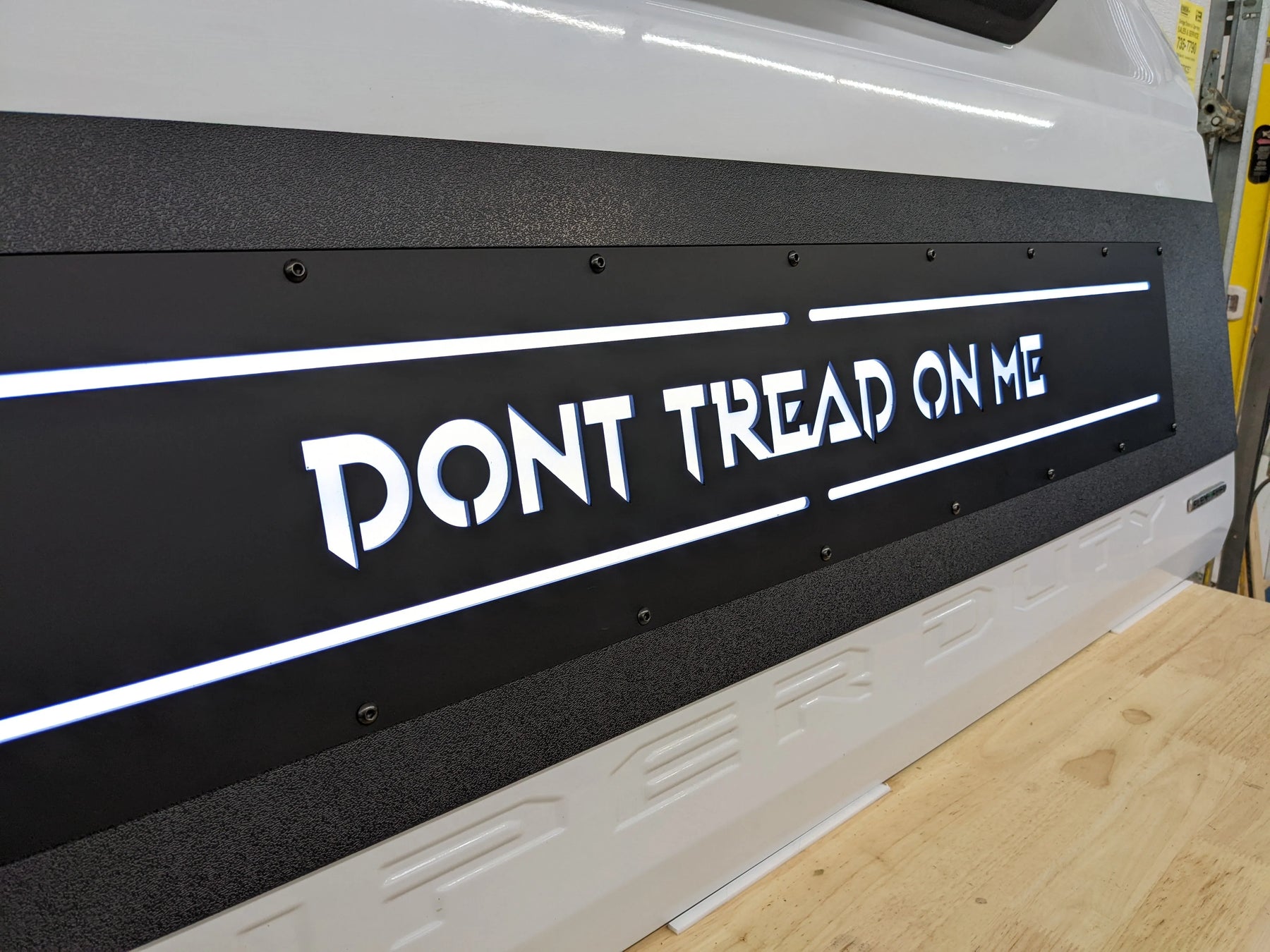 Aplique LED con texto personalizado para puerta trasera: compatible con modelos Ford® F250®, F350® y F450® 2017-2022
