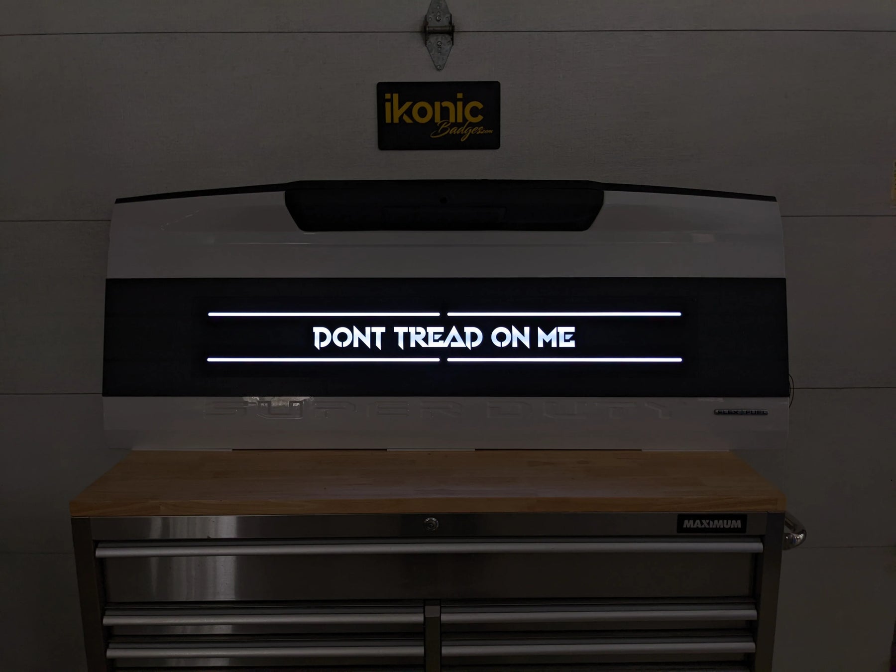Aplique LED con texto personalizado para puerta trasera: compatible con modelos Ford® F250®, F350® y F450® 2017-2022