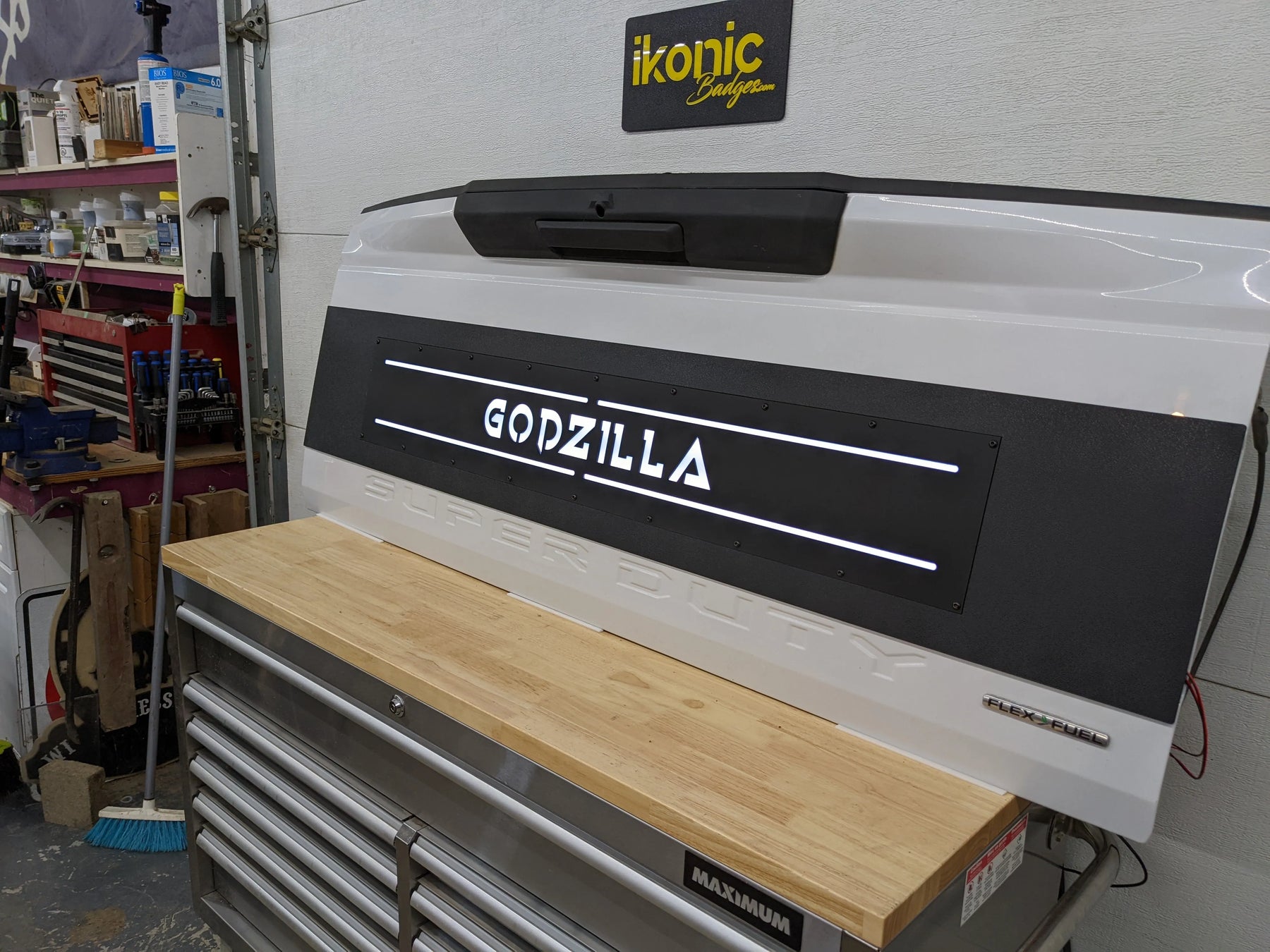 Aplique LED con texto personalizado para puerta trasera: compatible con modelos Ford® F250®, F350® y F450® 2017-2022