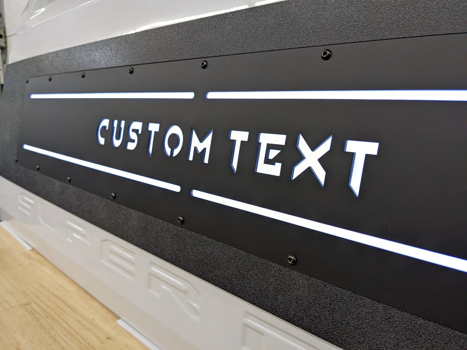 Aplique LED con texto personalizado para puerta trasera: compatible con modelos Ford® F250®, F350® y F450® 2017-2022