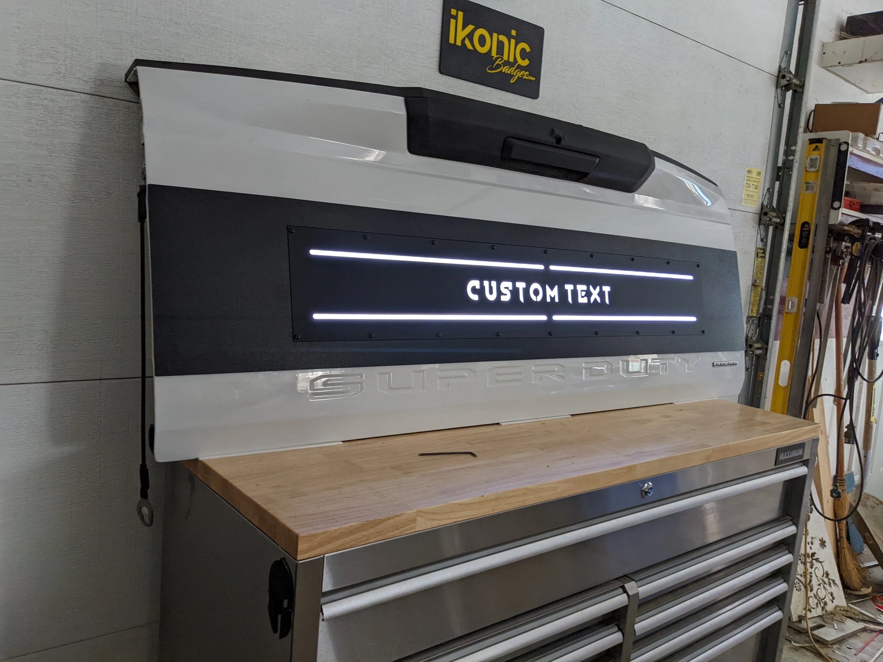 Aplique LED con texto personalizado para puerta trasera: compatible con modelos Ford® F250®, F350® y F450® 2017-2022