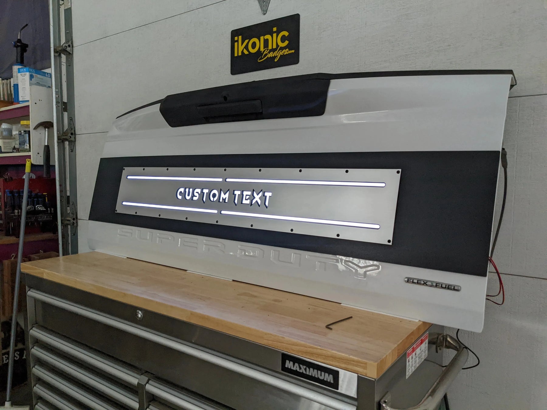 Aplique LED con texto personalizado para puerta trasera: compatible con modelos Ford® F250®, F350® y F450® 2017-2022