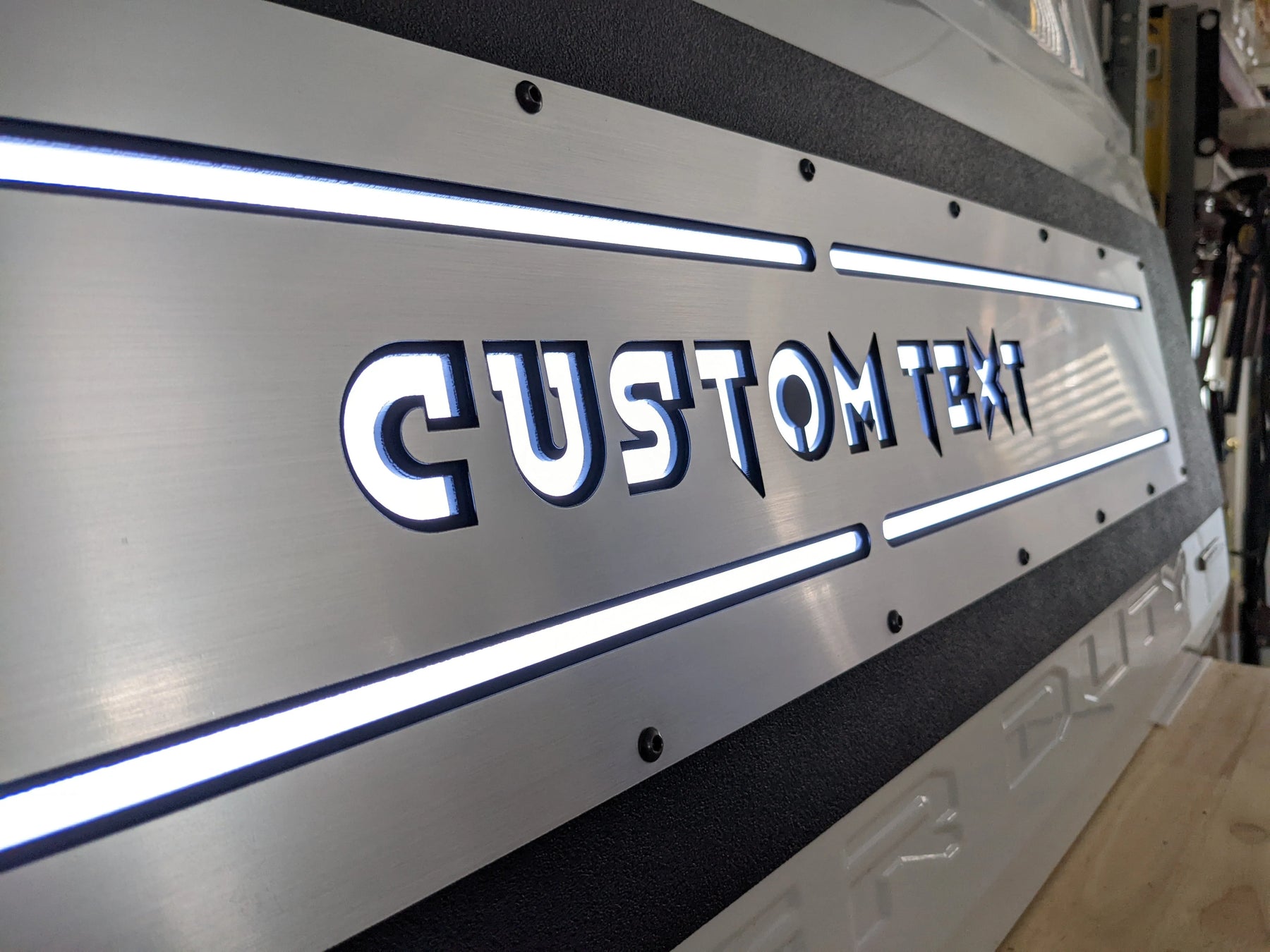 Aplique LED con texto personalizado para puerta trasera: compatible con modelos Ford® F250®, F350® y F450® 2017-2022