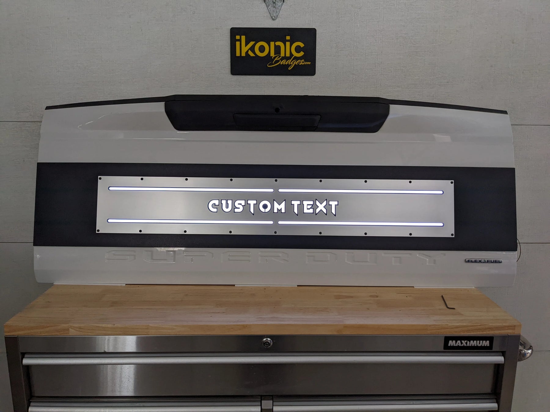 Aplique LED con texto personalizado para puerta trasera: compatible con modelos Ford® F250®, F350® y F450® 2017-2022