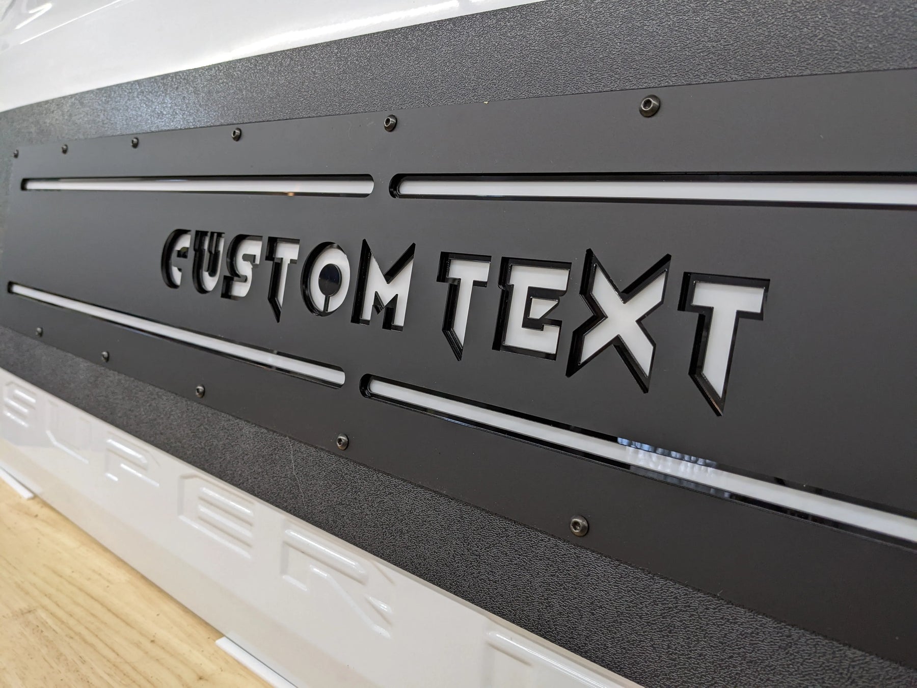 Aplique LED con texto personalizado para puerta trasera: compatible con modelos Ford® F250®, F350® y F450® 2017-2022