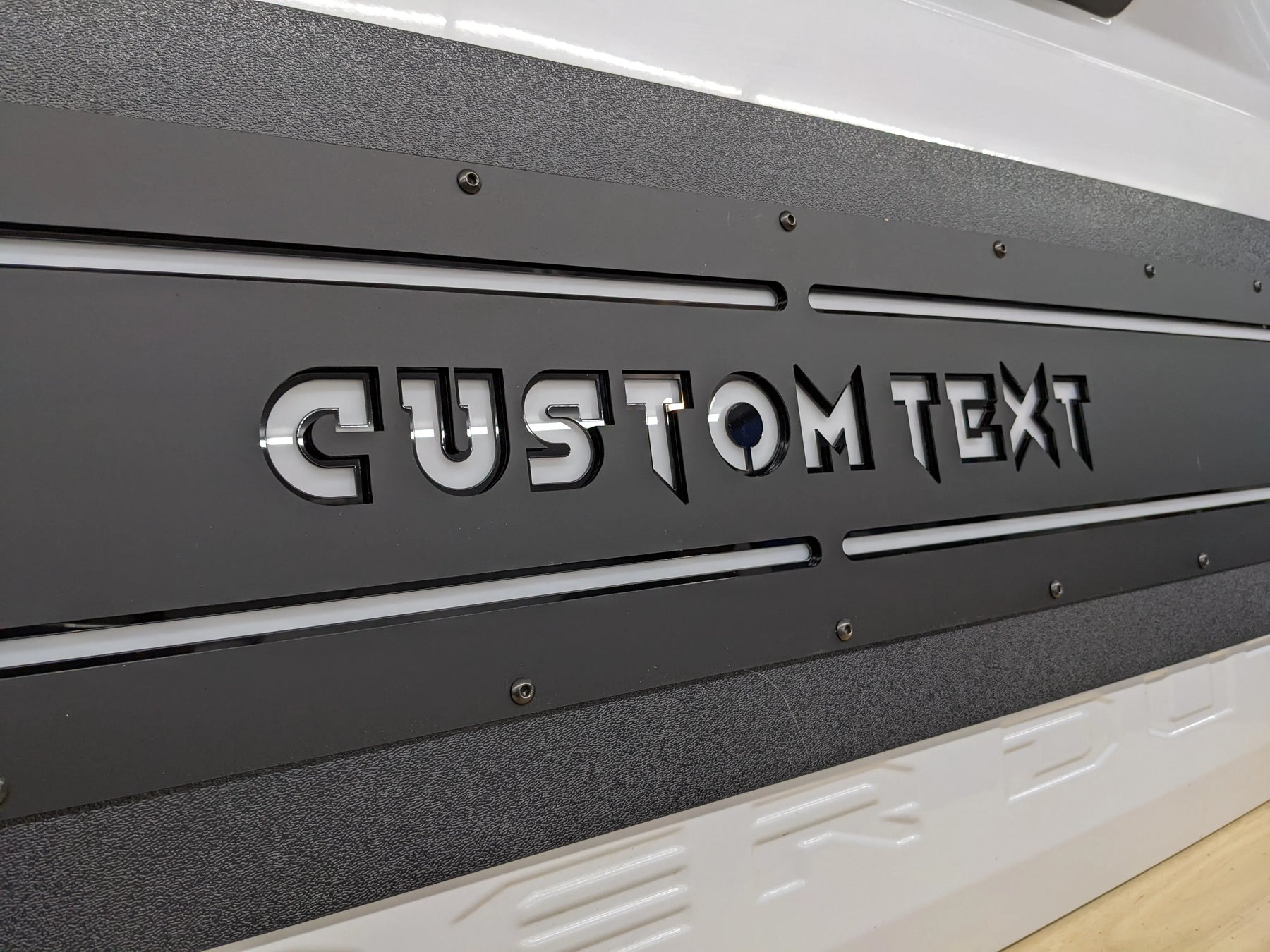 Aplique LED con texto personalizado para puerta trasera: compatible con modelos Ford® F250®, F350® y F450® 2017-2022