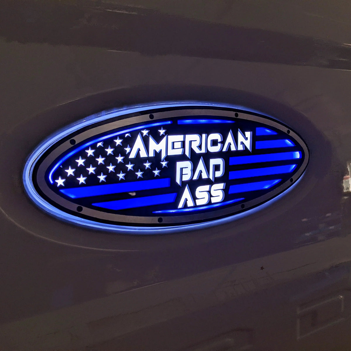 Bandera estadounidense con texto personalizado y LED ovalada: se adapta a varios camiones Ford®
