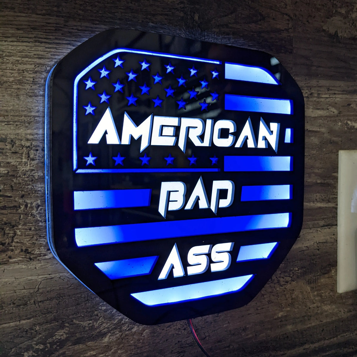 Insignia LED American Bad Ass: compatible con Dodge® Ram® Tailgate de modelos 2019 y posteriores (quinta generación): 1500, 2500, 3500