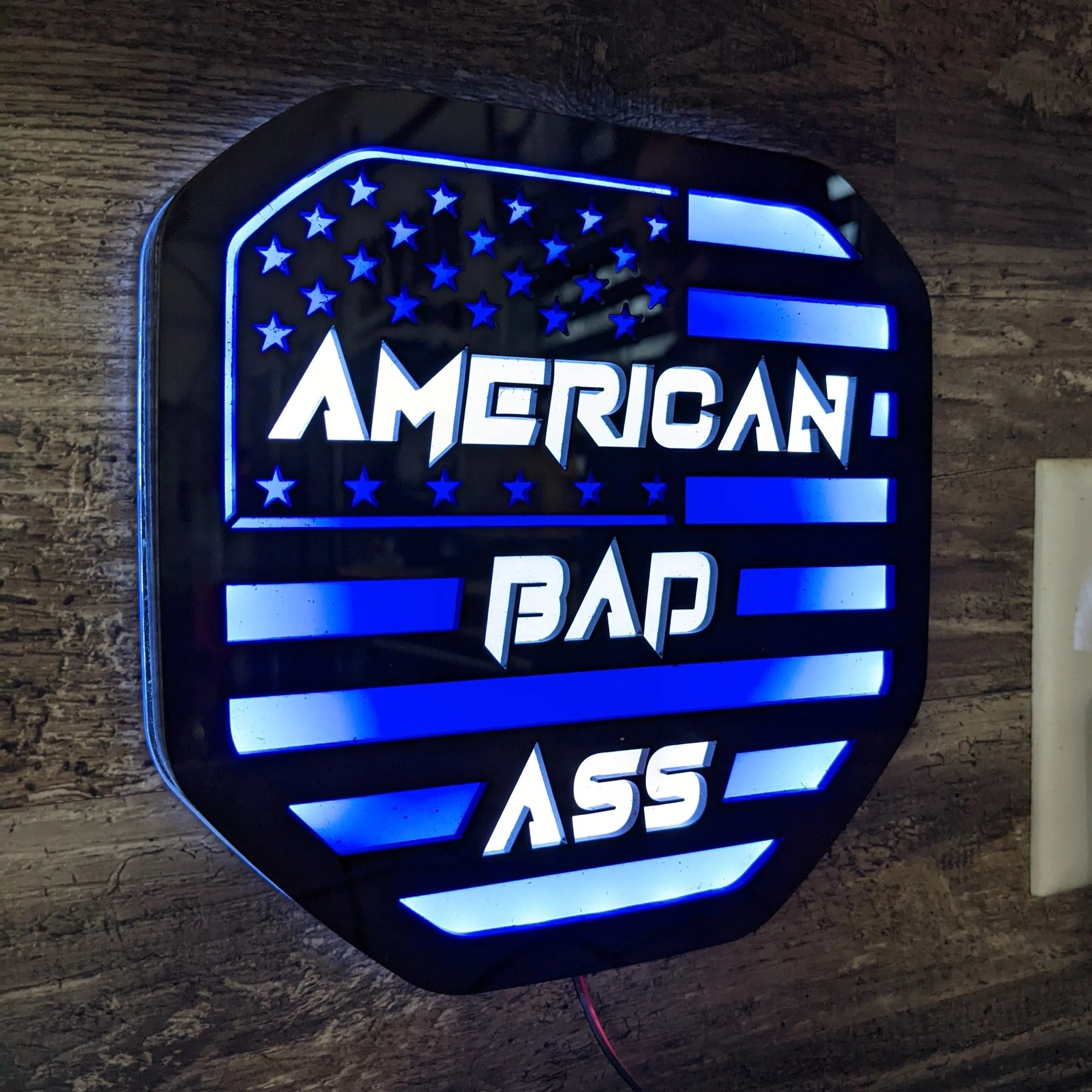 Badge drapeau américain à texte personnalisé à LED - Compatible avec hayon Dodge® Ram® 2019+ (5e génération) -1500, 2500, 3500