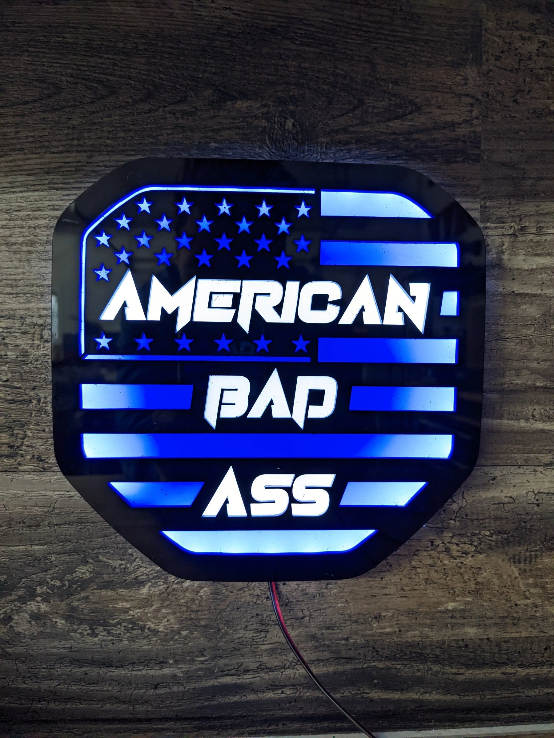 Badge drapeau américain à texte personnalisé à LED - Compatible avec hayon Dodge® Ram® 2019+ (5e génération) -1500, 2500, 3500