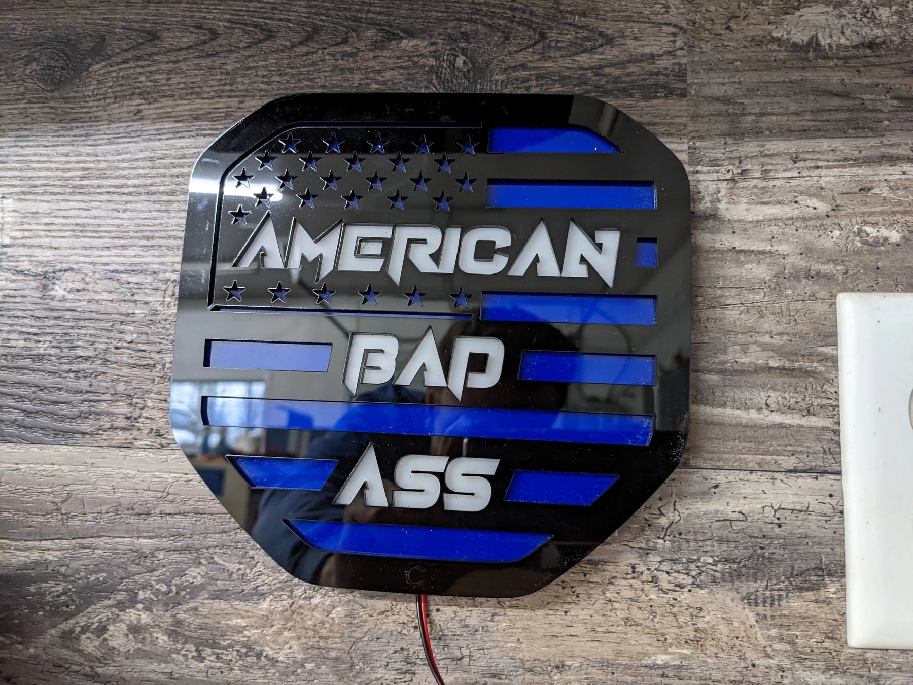 Badge drapeau américain à texte personnalisé à LED - Compatible avec hayon Dodge® Ram® 2019+ (5e génération) -1500, 2500, 3500