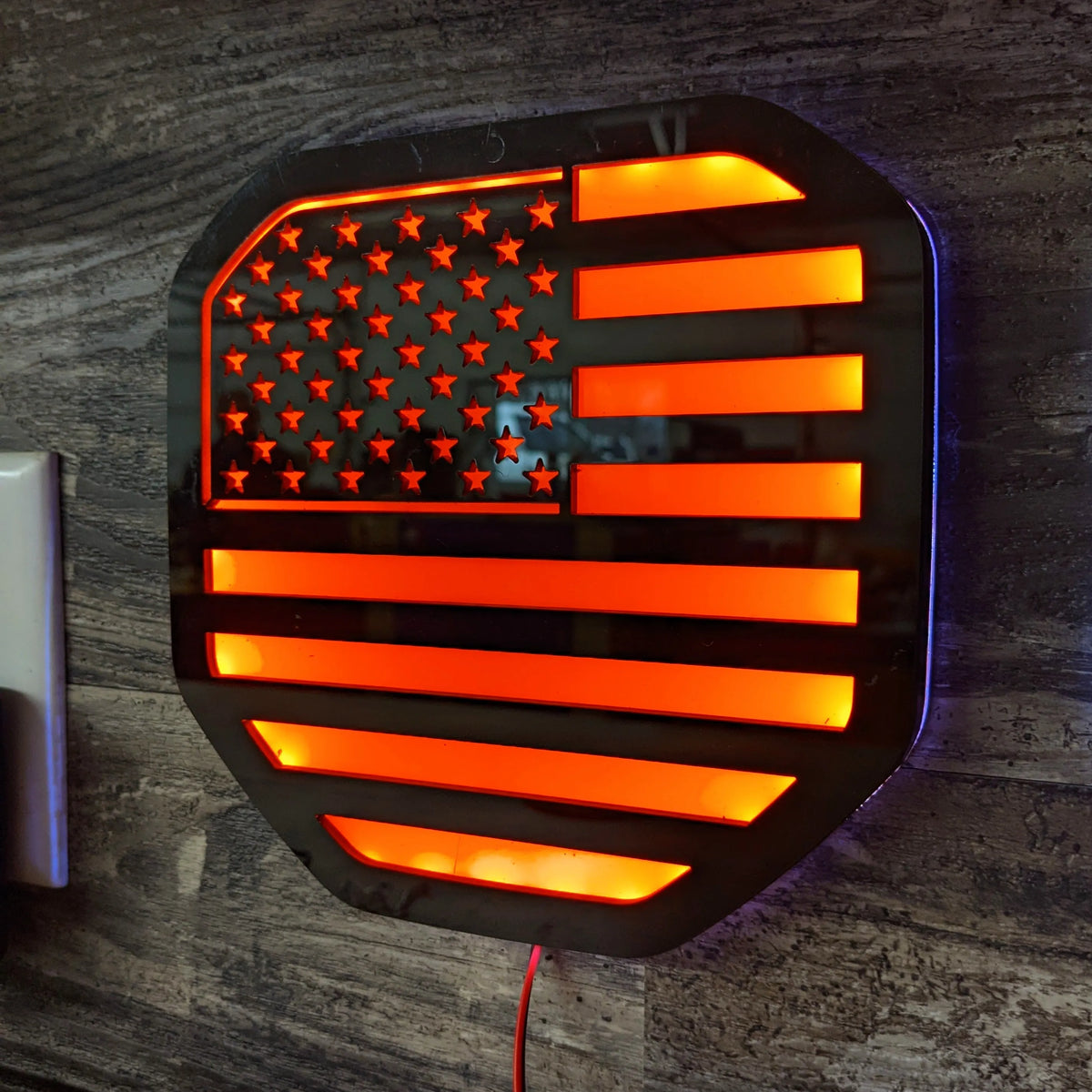 Insignia de la bandera estadounidense con LED: compatible con Dodge® Ram® 2019+ (quinta generación) Puerta trasera -1500, 2500, 3500 - Negro sobre naranja con iluminación naranja