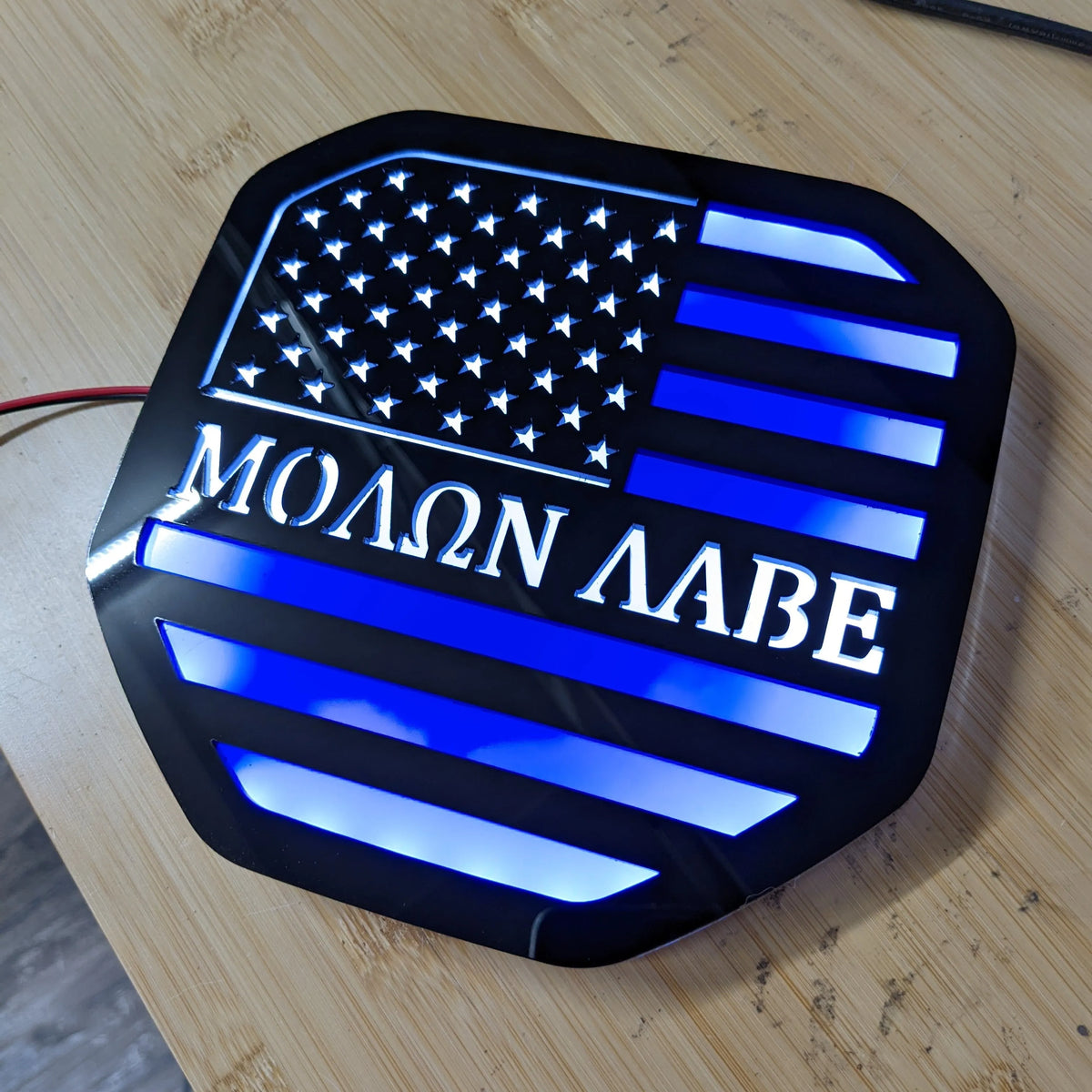 Insignia LED Molon Labe: compatible con Dodge® Ram® Tailgate 2019+ (5.ª generación) -1500, 2500, 3500