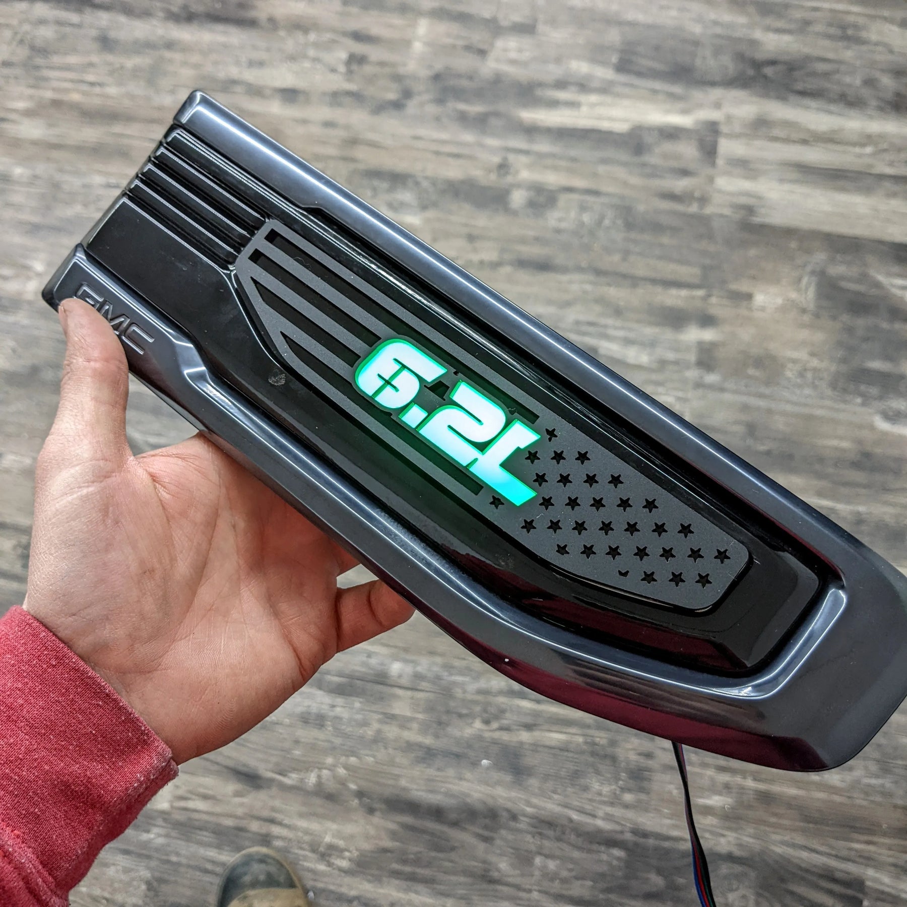 Tamaño del motor: 2,7 L, 4,3 L, 5,3 L o 6,2 L. Juego de insignias de guardabarros modificadas con LED OEM. Compatible con GMC® Sierra® 1500 2019-2023.