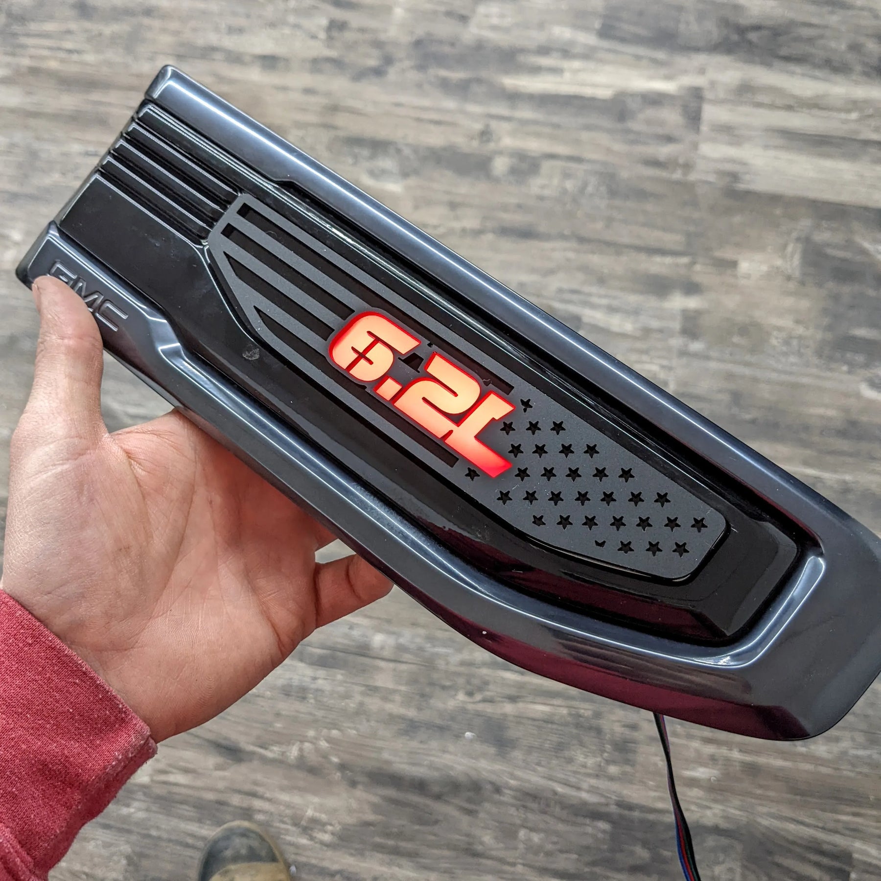 Tamaño del motor: 2,7 L, 4,3 L, 5,3 L o 6,2 L. Juego de insignias de guardabarros modificadas con LED OEM. Compatible con GMC® Sierra® 1500 2019-2023.