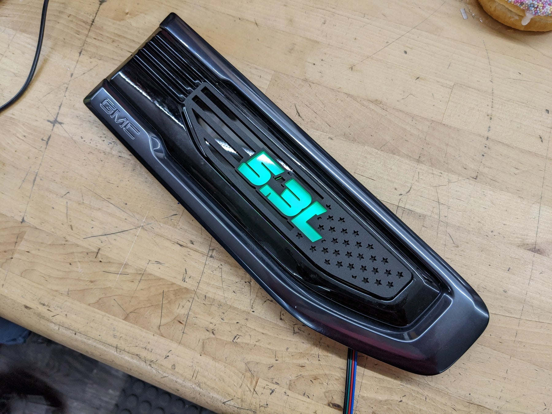Tamaño del motor: 2,7 L, 4,3 L, 5,3 L o 6,2 L. Juego de insignias de guardabarros modificadas con LED OEM. Compatible con GMC® Sierra® 1500 2019-2023.