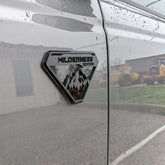 Par de insignias de guardabarros: texto personalizado Mountains: compatible con Bronco® Badlands® 2021+: negro mate sobre negro