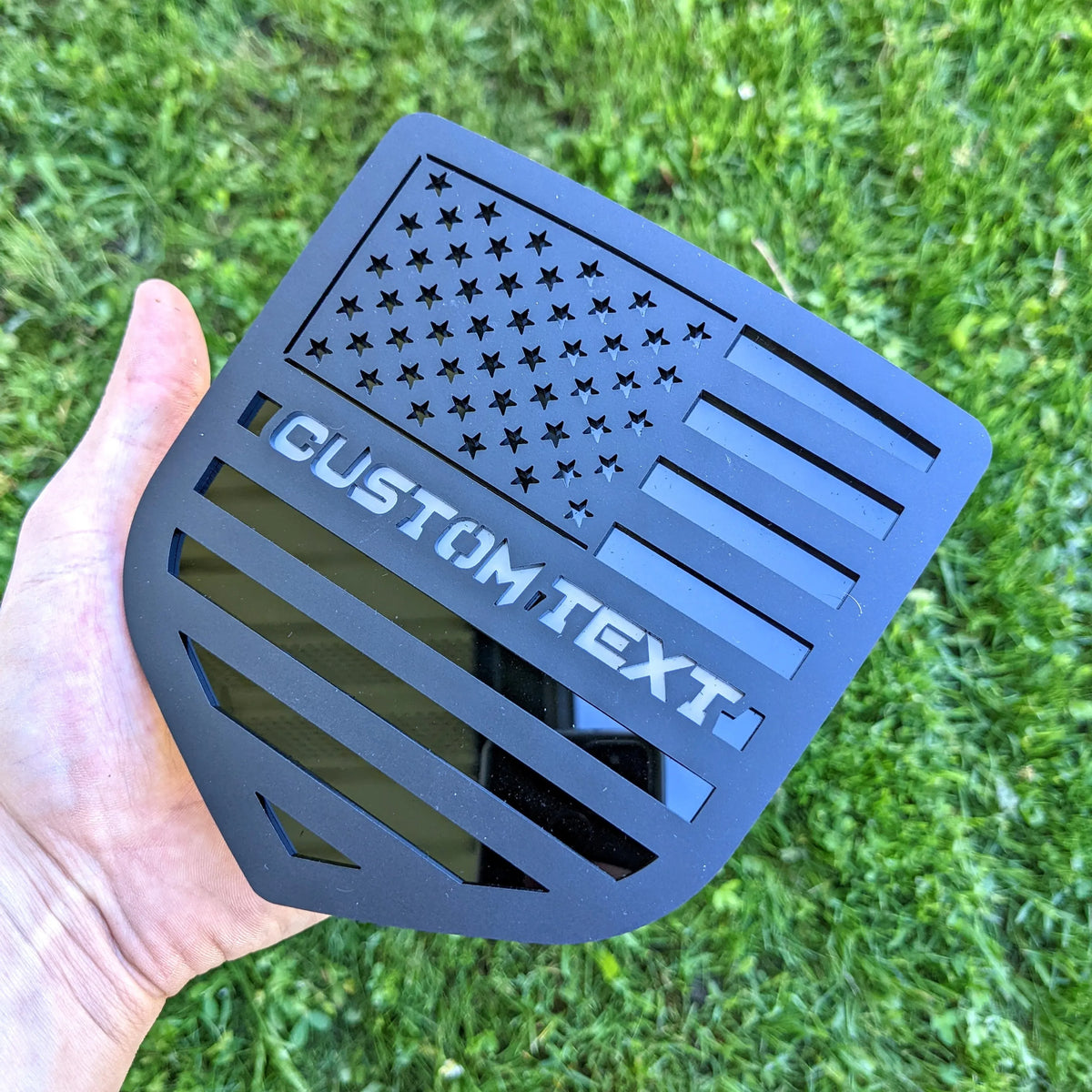 Insignia de texto personalizada con la bandera estadounidense: elija su generación Dodge® RAM® -1500, 2500, 3500 - Varios colores disponibles