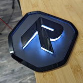 Insignia con monograma/letra LED: compatible con modelos Dodge® Ram® 2009-2022, portón trasero, 1500, 2500, 3500